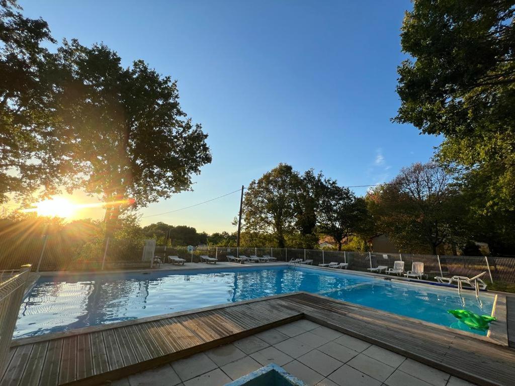 Emplacement Tente Camping Car Saint-Aubin-de-Nabirat Exterior photo